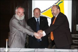 Der Rat der Bürgermeister beim Abschluss des neuen Kooperationsvertrages am 15. Mai 2007